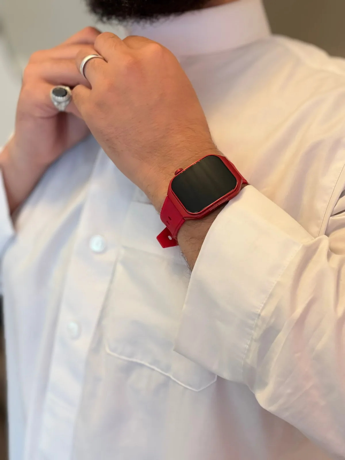 Red M² Watch profile, white thobe